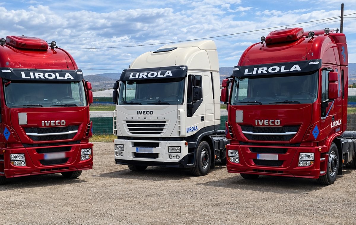 Parte de la flota de cabezas tractoras de Lirola en las instalaciones de El Ejido
