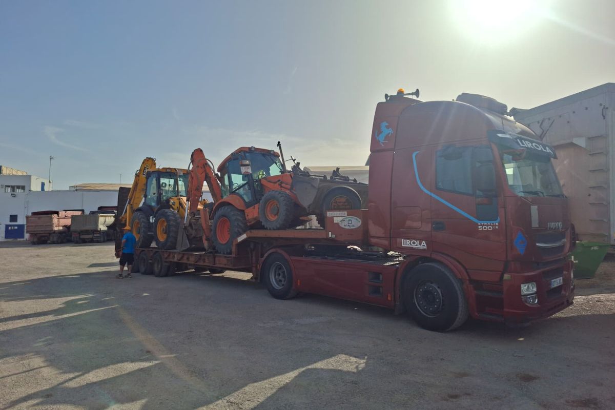 Góndola de Lirola cargada con dos retroexcavadoras mixtas
