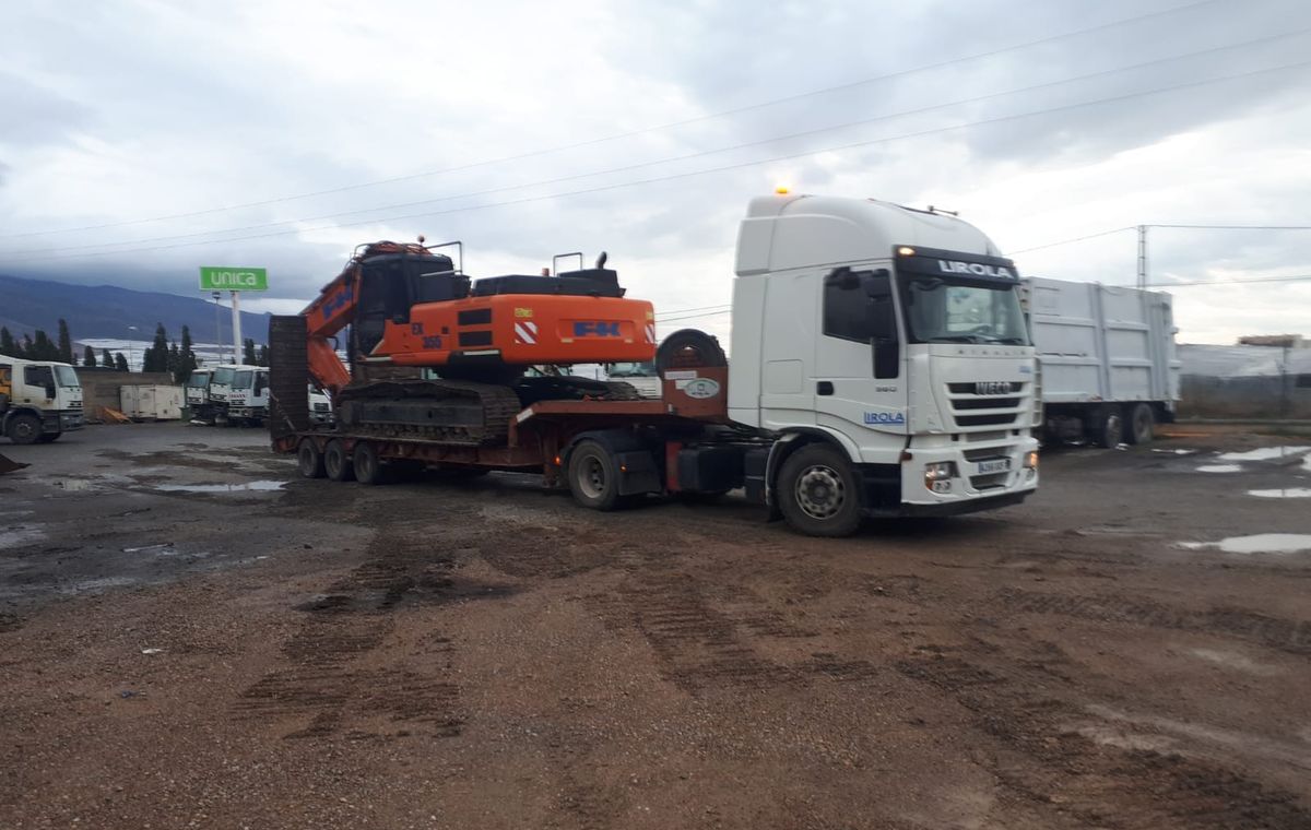 Góndola de Lirola cargada con una excavadora de cadenas Fiat-Kobelco