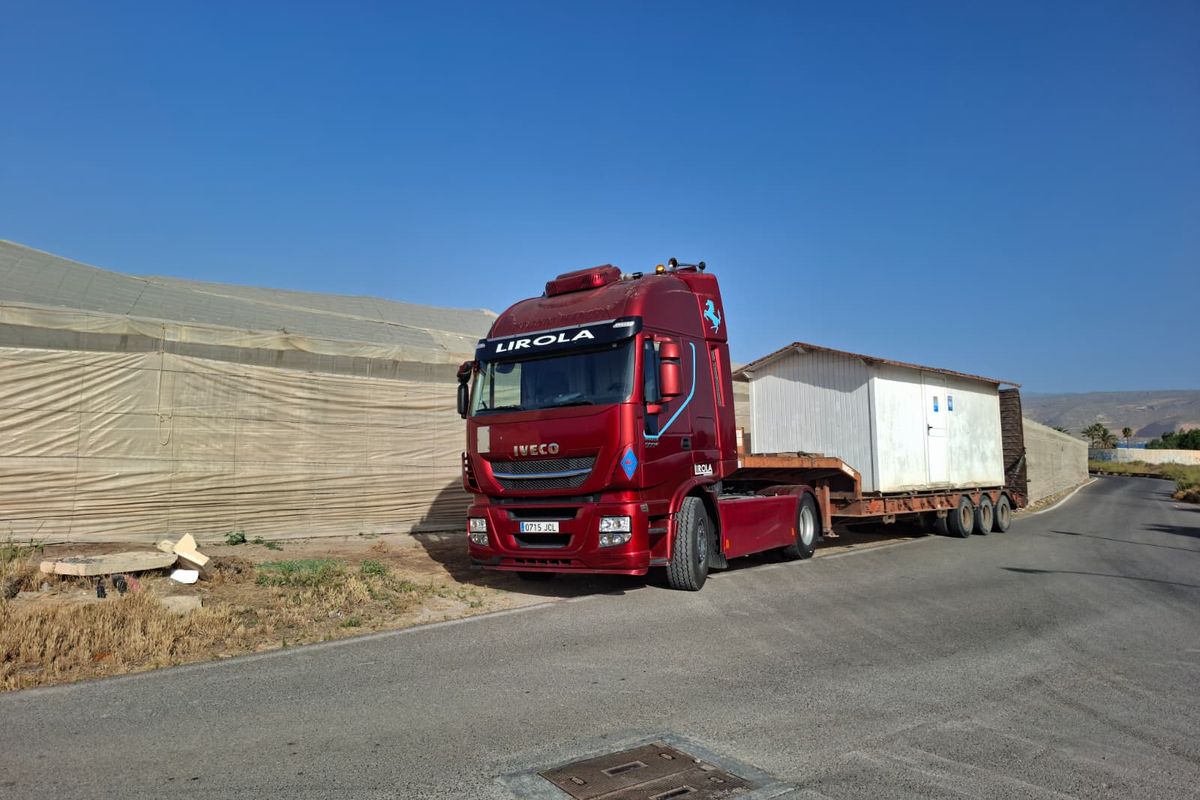 Camión de Lirola transportando una caseta de obra