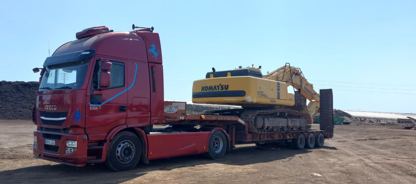 Cabeza tractora de Lirola transportando una excavadora Komatsu sobre góndola